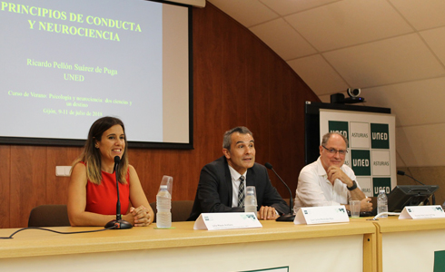 El director del Centro Asociado de Asturias, Juan Carlos Menéndez Mato, junto a la directora del curso, 