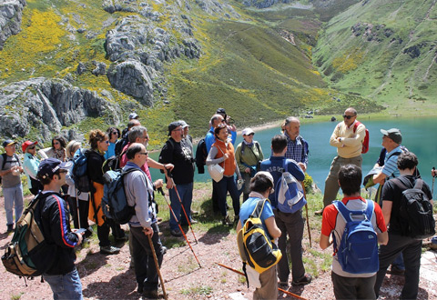 Ponencia de Adolfo García junto al lago