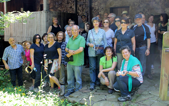 Foto de grupo frente a las puertas del Museo Vaqueiro.