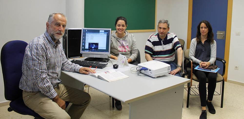 Antonio Niembro junto a algunos de sus alumnos de Francés