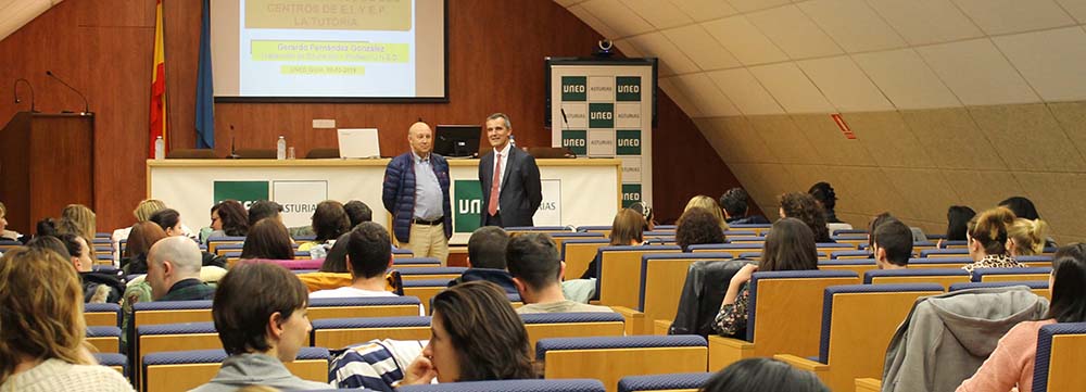 El curso se desarrolla en el salón de actos del Centro Asociado de Asturias.