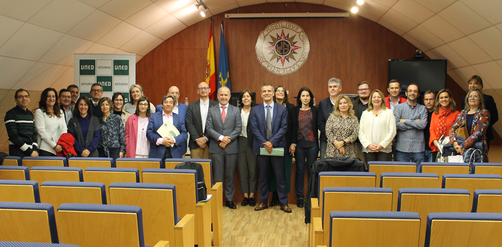 Los asistentes a la reunión del Campus Noroeste. En el centro, Ricardo Mairal Usón, rector de la UNED, y Juan Carlos Menéndez Mato, director del Centro.