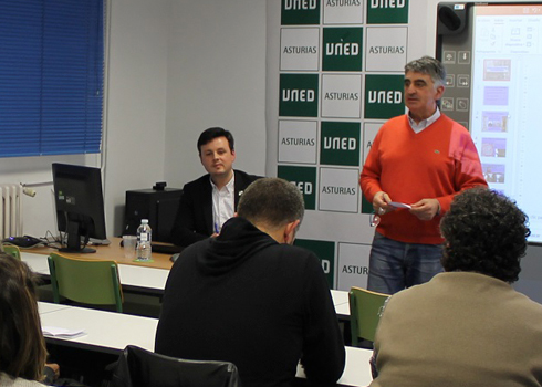 Presentación de la conferencia a cargo de José Luis Carmona, coordinador de Extensión Universitaria del Centro Asociado de la UNED en Asturias.