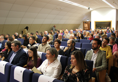 En primer término, algunas de las personas egresadas, durante la ceremonia.