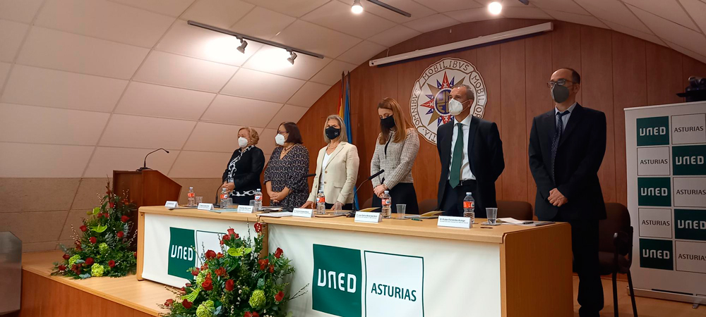 De izquierda a derecha, Rosa Menéndez, Natalia González Peláez, Rosa María Martín Aranda, Cristina González Morán, Juan Carlos Menéndez Mato y Rubén Fernández Arango.