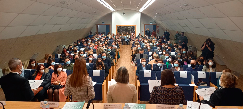 Las autoridades proceden a la entrega de diplomas.