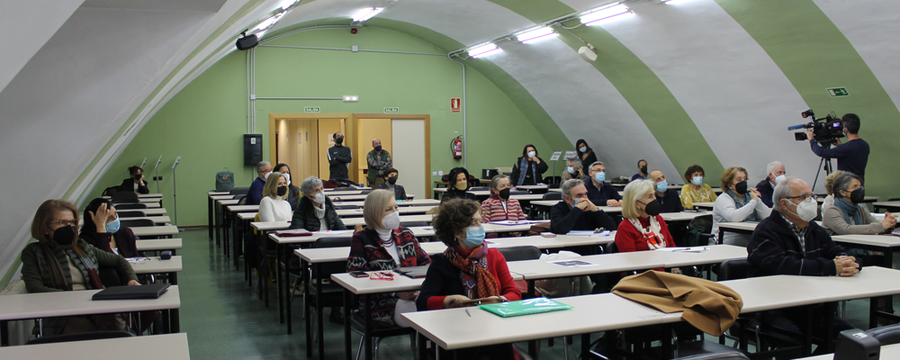 Alumnos de UNED Sénior durante la inauguración de las clases.