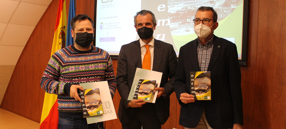 Esteban Álvarez-Fernández, profesor de la Universidad de Salamanca; Juan Carlos Menéndez Mato, director de UNED Asturias; y Jesús F. Jordá Pardo, profesor de la UNED.