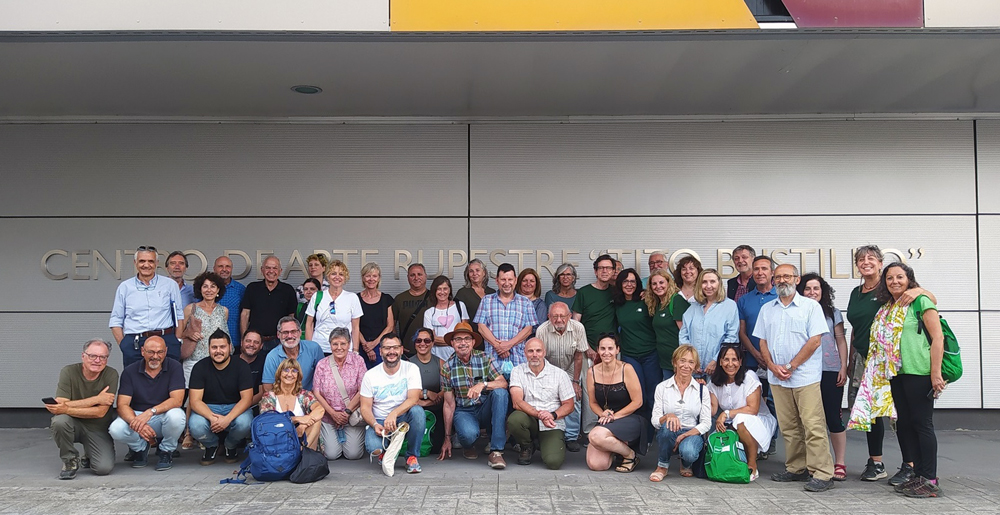 Participantes en el curso de verano. En el centro de la imagen, agachado, el director de la actividad, Jesús F. Jordá (con sombrero), y a su derecha, el coordinador, Esteban Álvarez