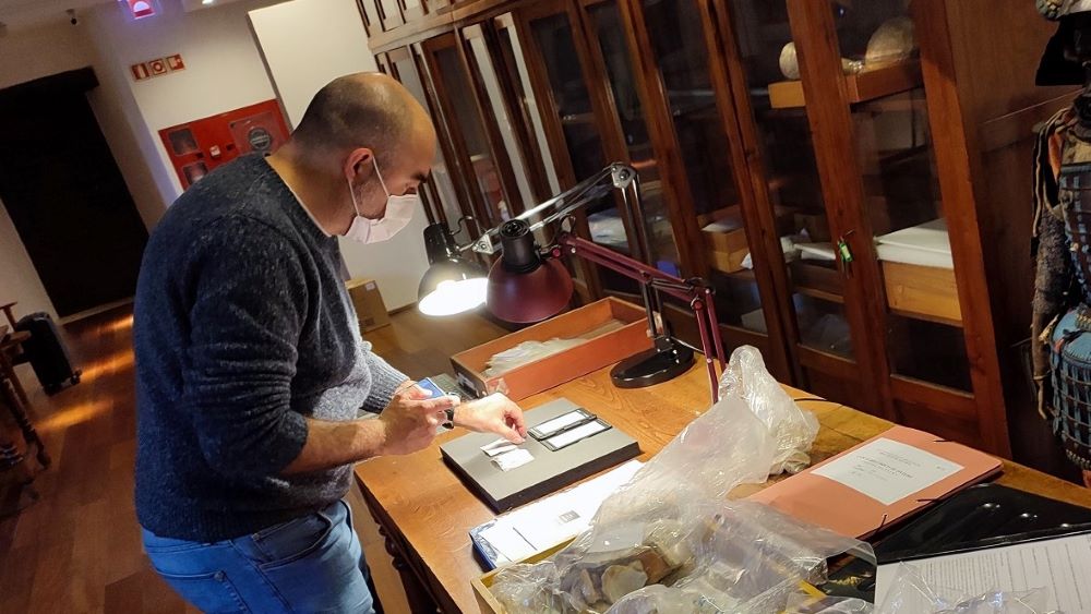 Javier Garca Iez tomando datos en el Museo Arqueolgico de Asturias.