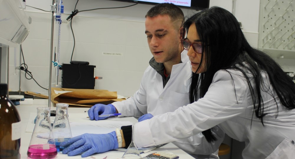 La profesora-tutora Nuria Armesto expliando un experimento a un estudiante.