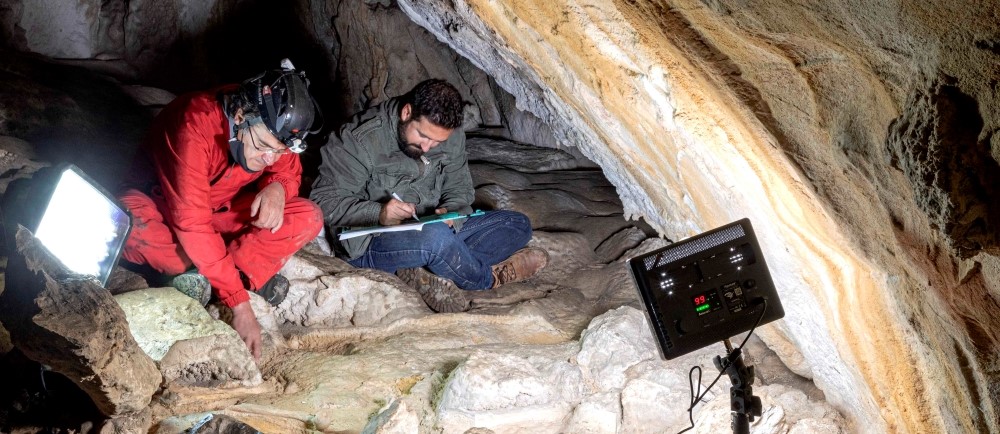 Pablo Arias Cabal, a la izquierda, en la cueva de Tito Bustillo