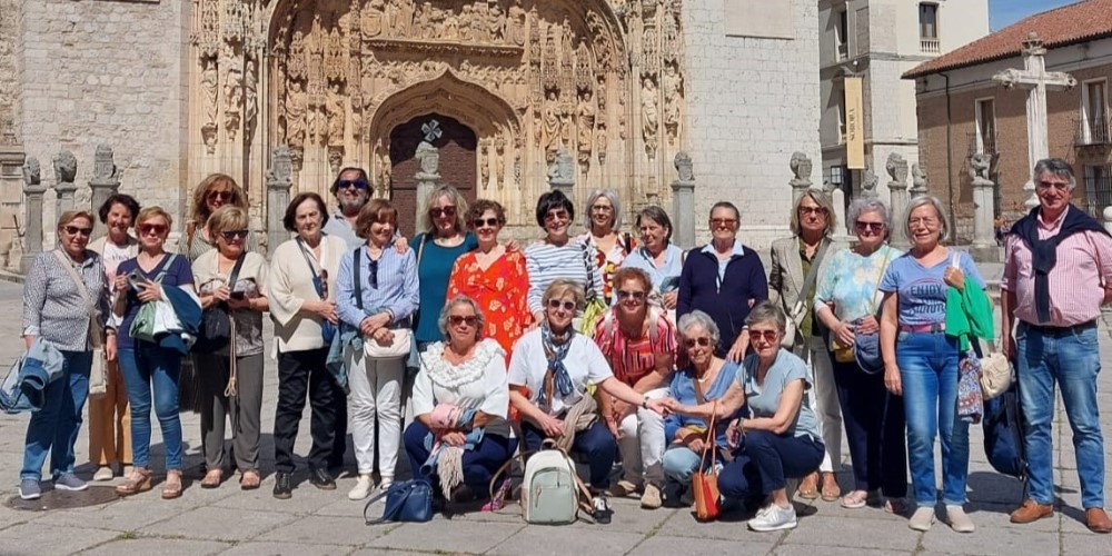 Los alumnos y el profesor José Luis Carmona (a la derecha) frente al colegio de San Gregorio.